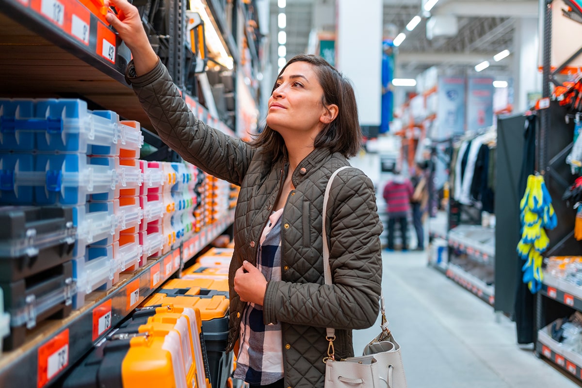 donna che stringe la mano dipendente finish village